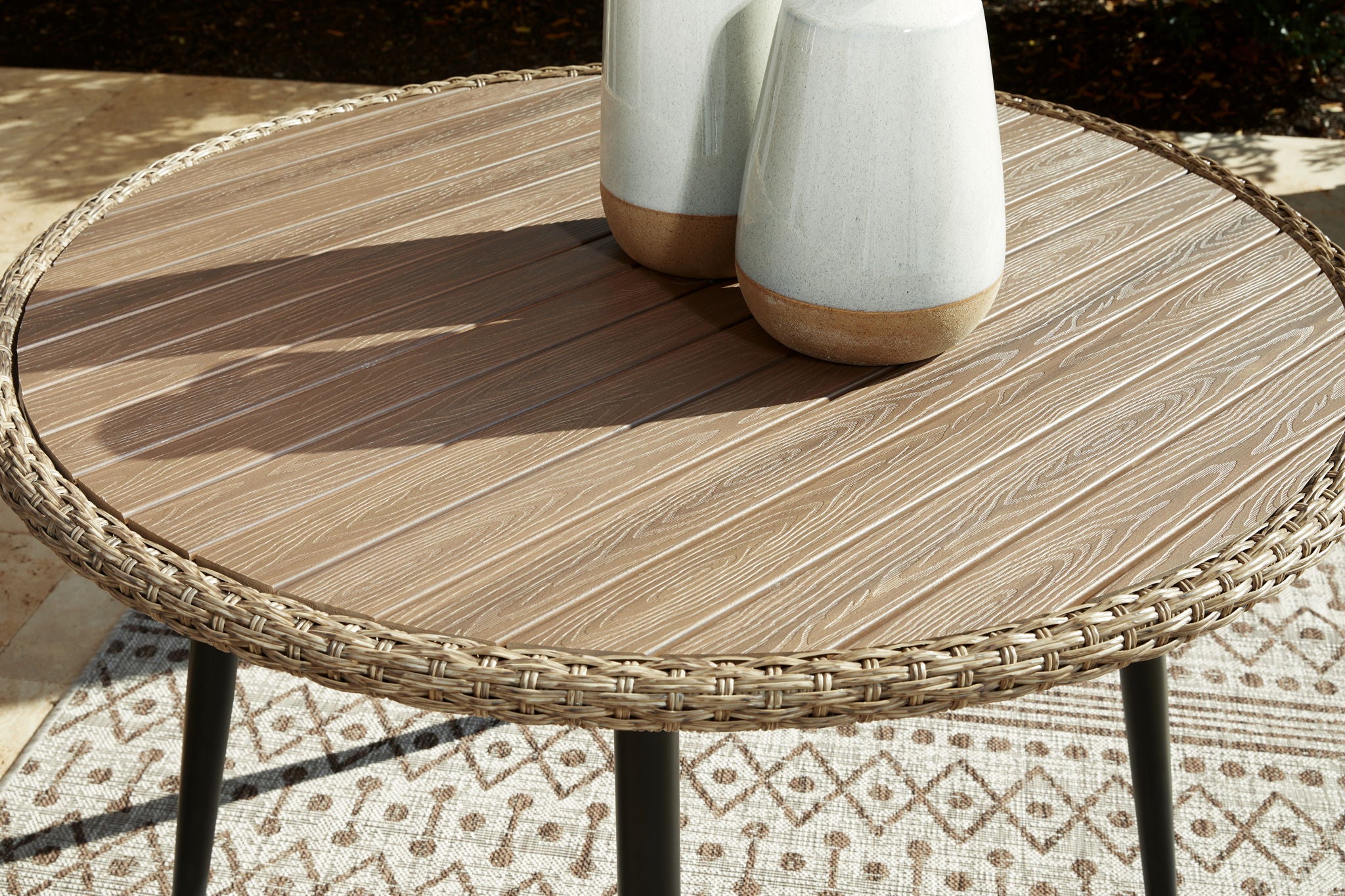 Amaris - Round Dining Table - Brown / Black